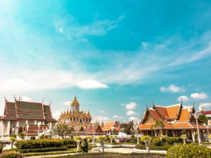templo naranja en Bangkok durante el dia