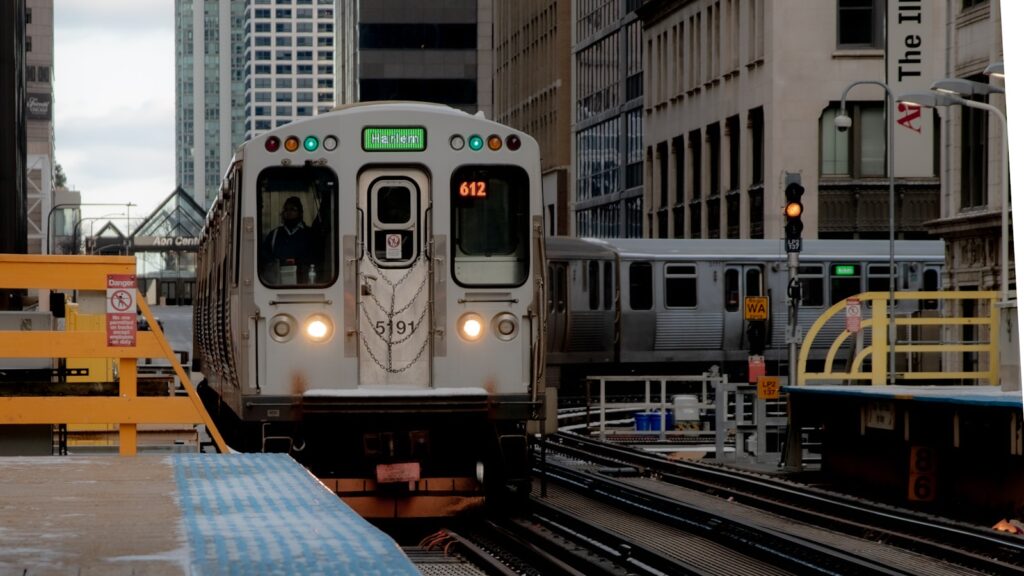 metro elevado en el barrio de harlem en nueva york