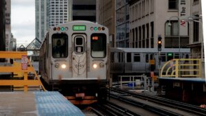 metro elevado en el barrio de harlem en nueva york
