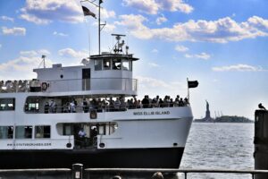 ferry hacia la estatua de la libertad