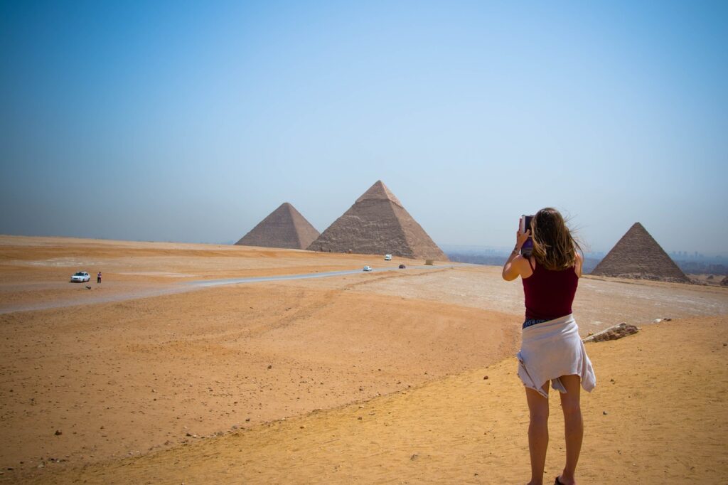 Turista pirámides de egipto