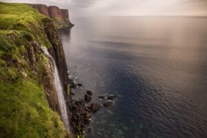 isla de Skye cascada hacia el mar