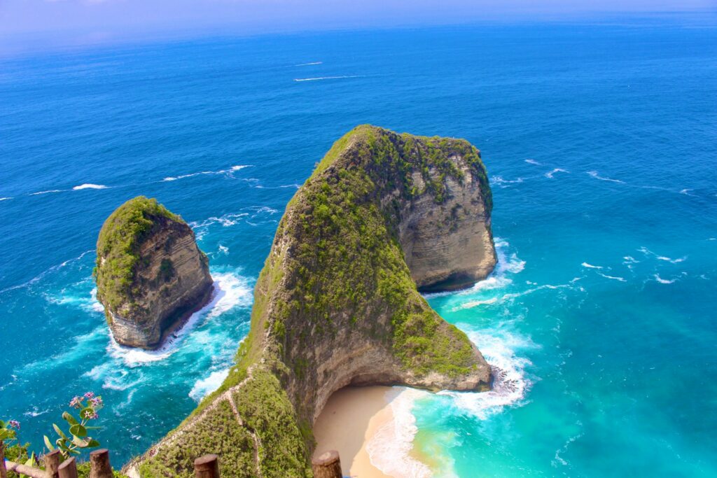 roca en costa de Bali