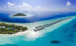 Vista aérea de resorts e islas de Maldivas rodeados de aguas turquesas