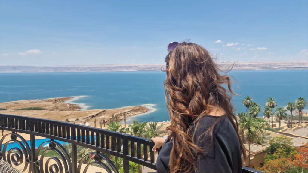 Irene Avila de viaje por Jordania mirando hacia el Mar Muerto