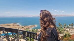 Irene Avila de viaje por Jordania mirando hacia el Mar Muerto