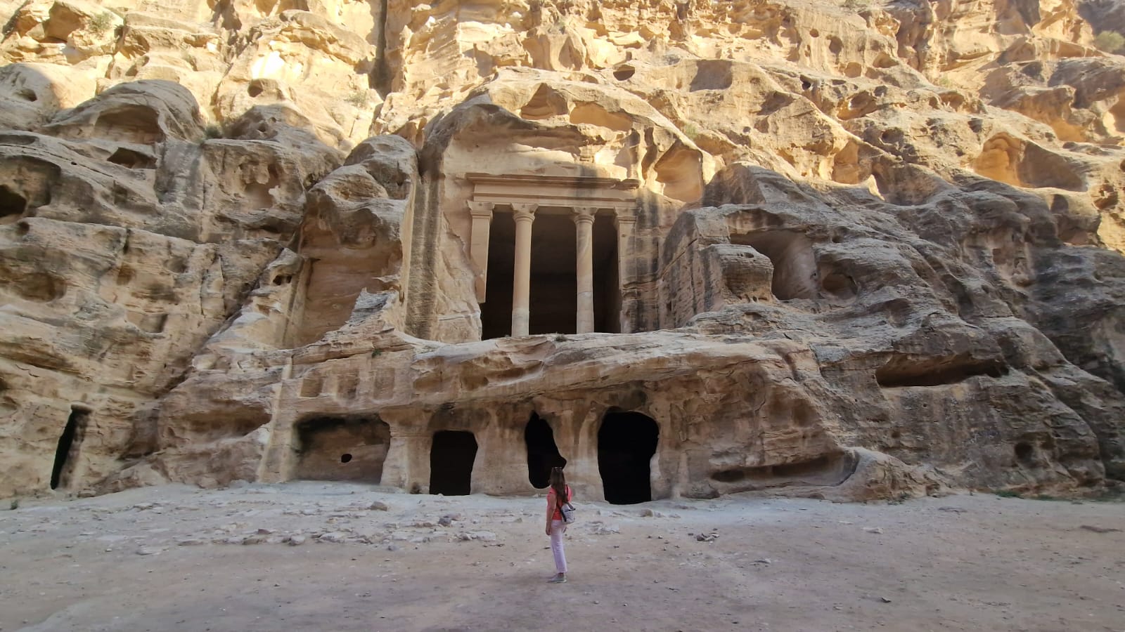 panorámica de la pequeña petra en jordania