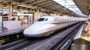 Tren de alta velocidad Shinkansen circulando por Japón