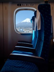 Interior de un tren japonés con asientos reservados