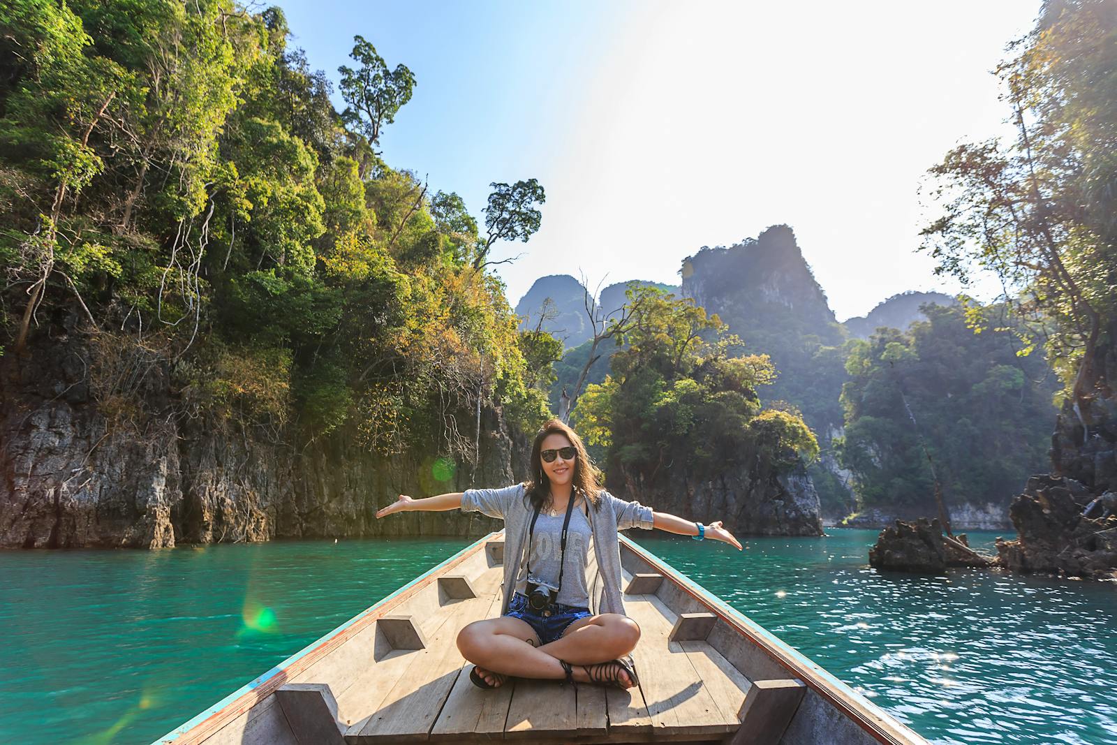 Turista disfruta de la experiencia de un viaje a medida