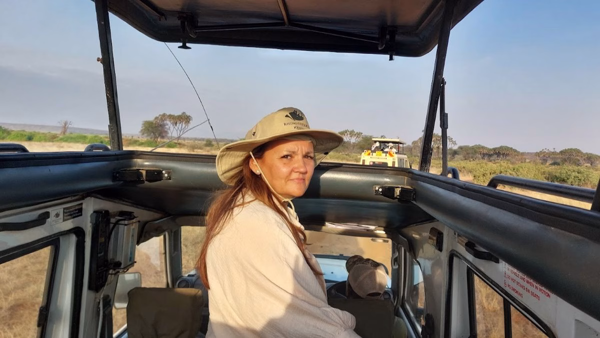 Irene Avila en Jeep durante su safari en Kenia, Africa