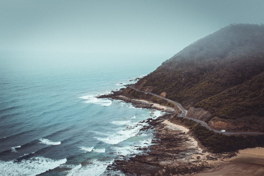 Carretera costera entre montañas durante un gran viaje