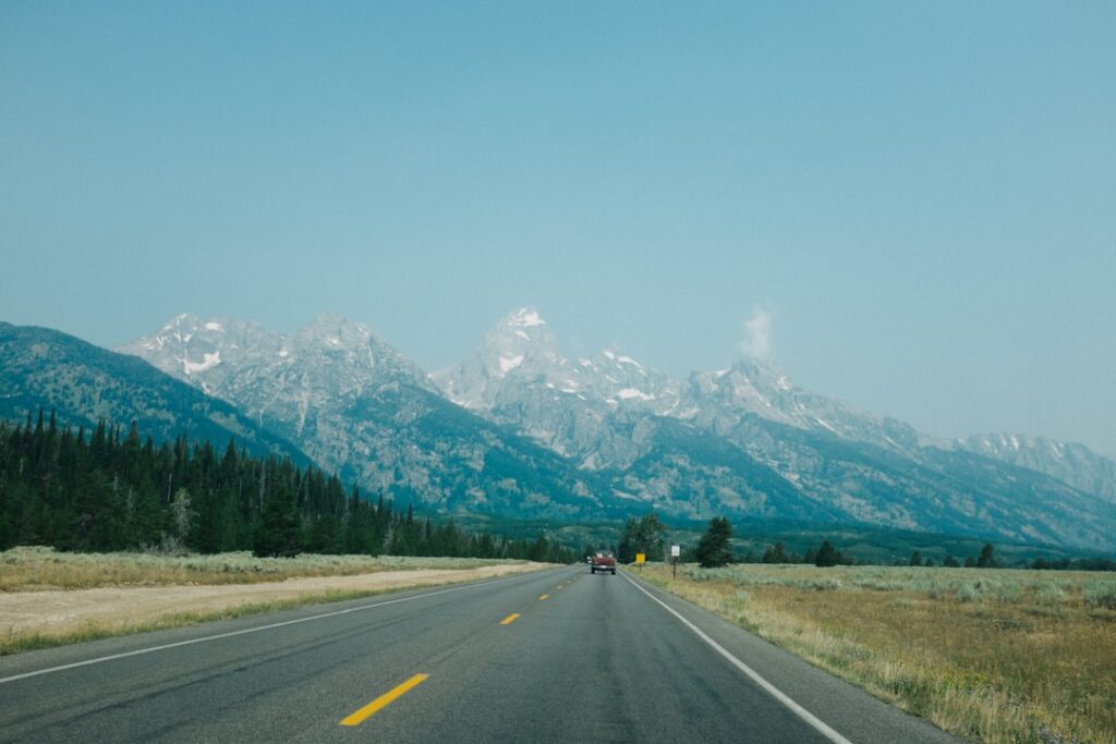 Carretera entre grandes paisajes durante un viaje por América