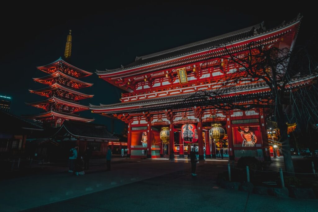 Templo iluminado durante un gran viaje por Asia