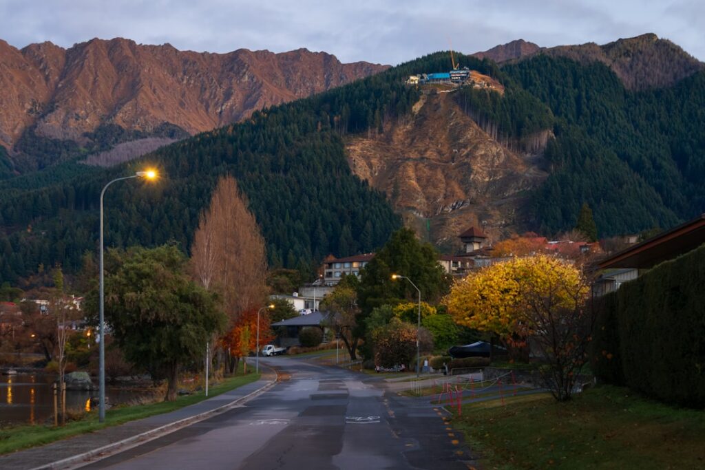 Carretera entre montañas durante un gran viaje por Nueva Zelanda