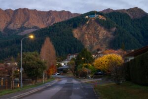 Carretera entre montañas durante un gran viaje por Nueva Zelanda