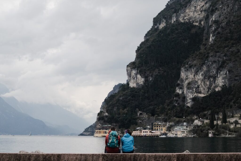 Pareja descubriendo un nuevo destino durante un viaje