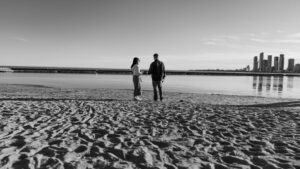 Pareja combinando recorrido y descanso durante un viaje