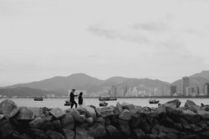 Pareja disfrutando de naturaleza y aventura durante un viaje