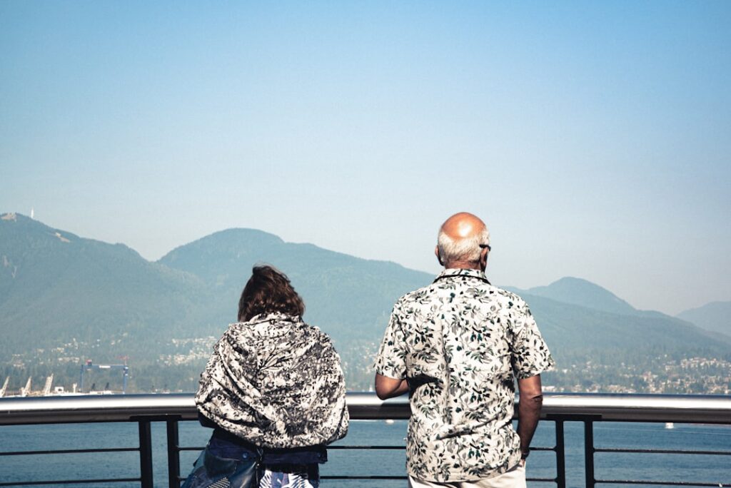 Pareja disfrutando de un viaje de naturaleza y aventura