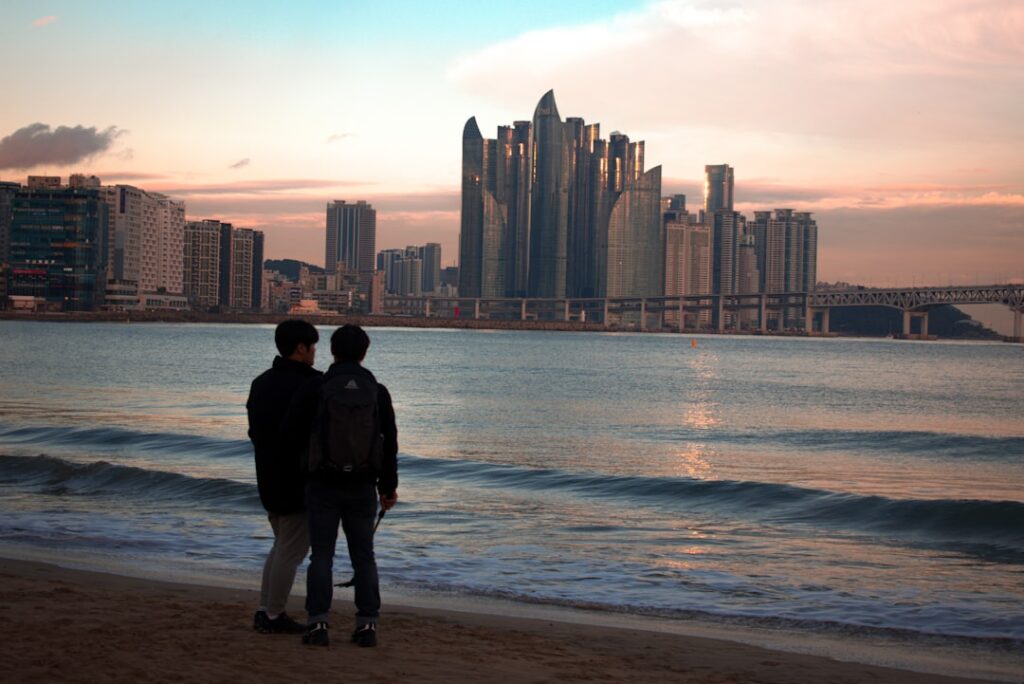 Pareja disfrutando de un viaje de playa y descanso