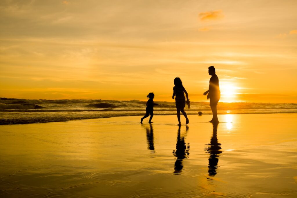 Familia caminando por una playa durante unas vacaciones en el Caribe