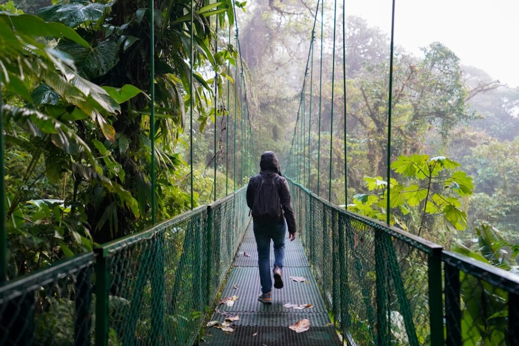 Familia explorando la naturaleza de Costa Rica con niños