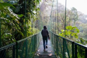 Familia explorando la naturaleza de Costa Rica con niños