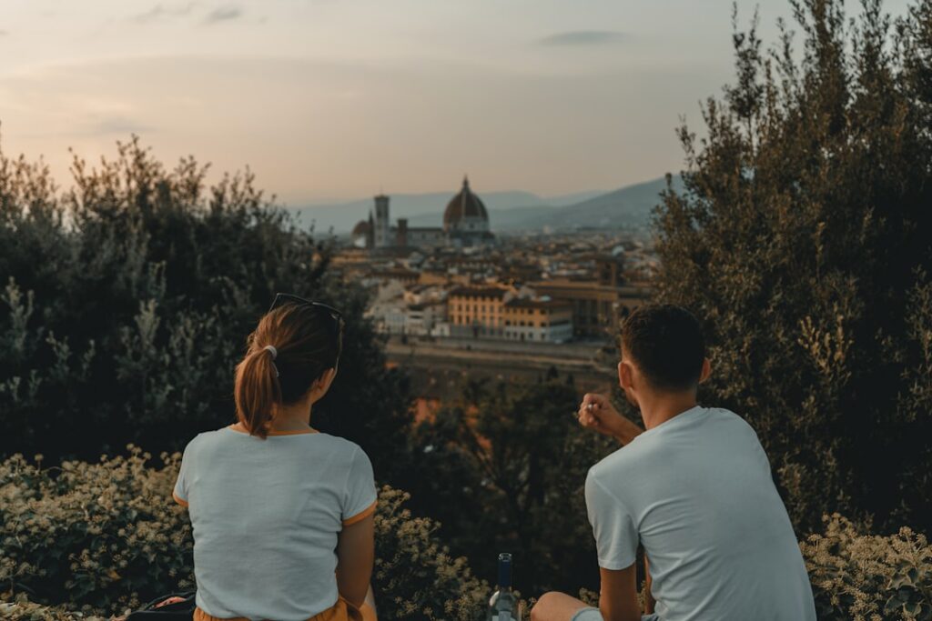 Pareja disfrutando de una escapada urbana por Europa