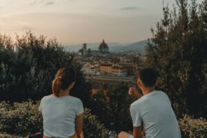 Pareja disfrutando de una escapada urbana por Europa