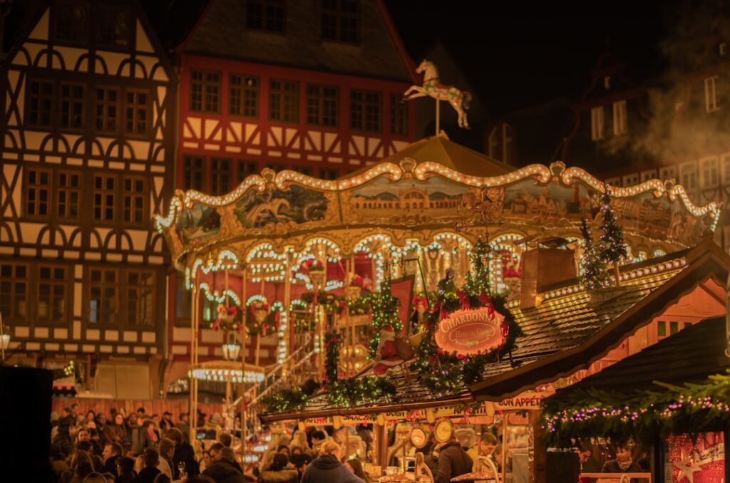 Mercadillo navideño europeo iluminado durante una escapada