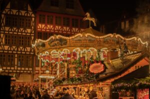 Mercadillo navideño europeo iluminado durante una escapada
