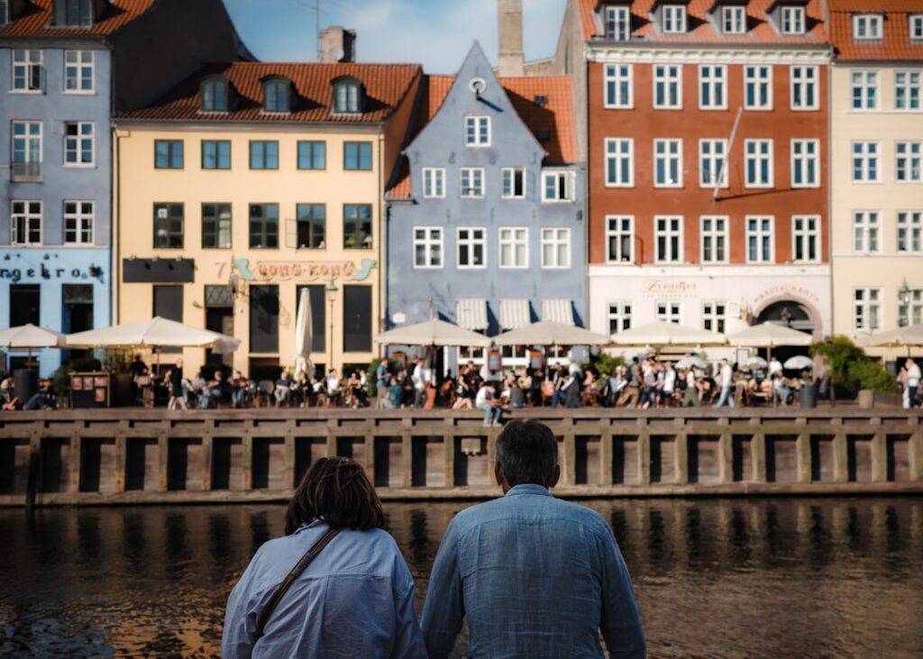 Pareja disfrutando de una escapada romántica en una ciudad europea