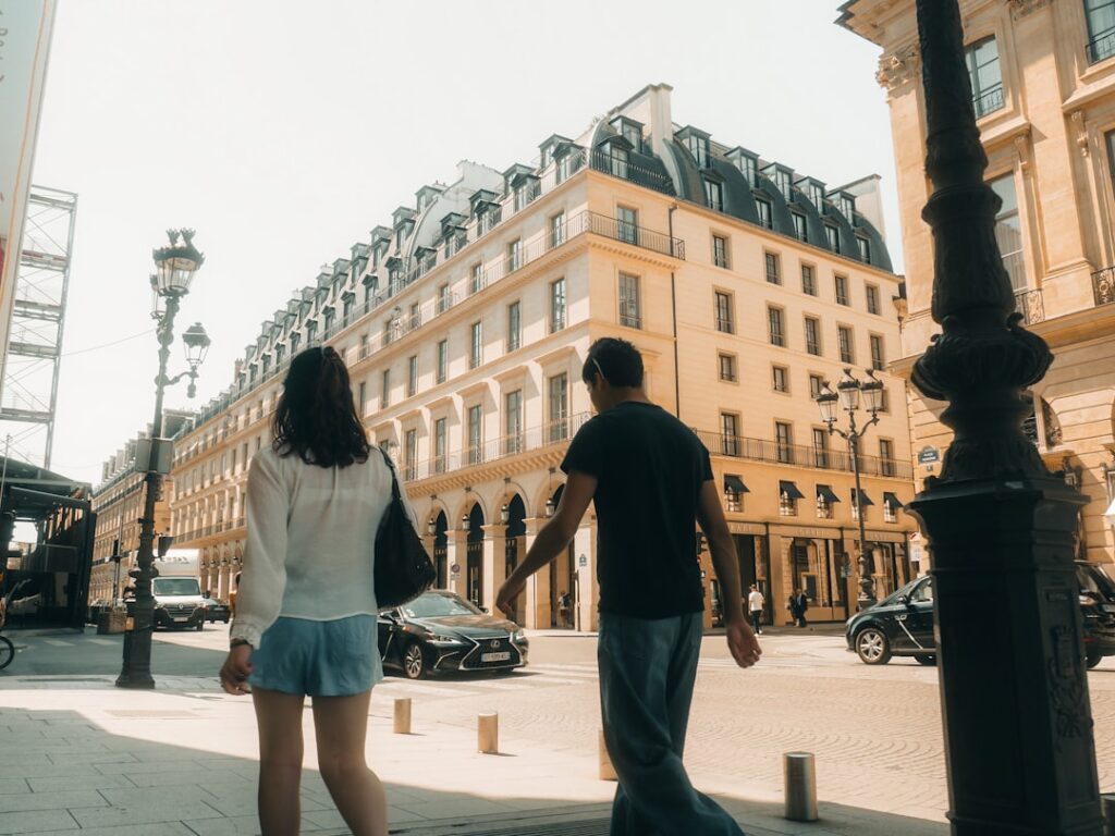 Calle de una ciudad europea durante una escapada urbana