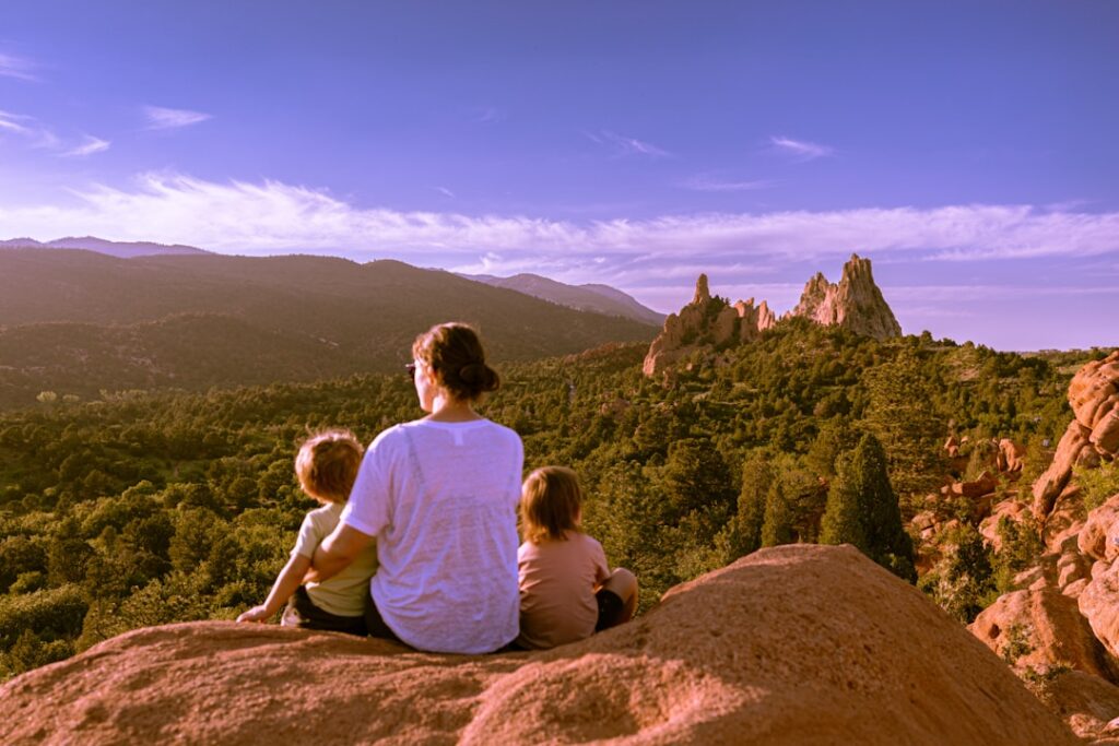 Familia disfrutando de un gran viaje en la naturaleza