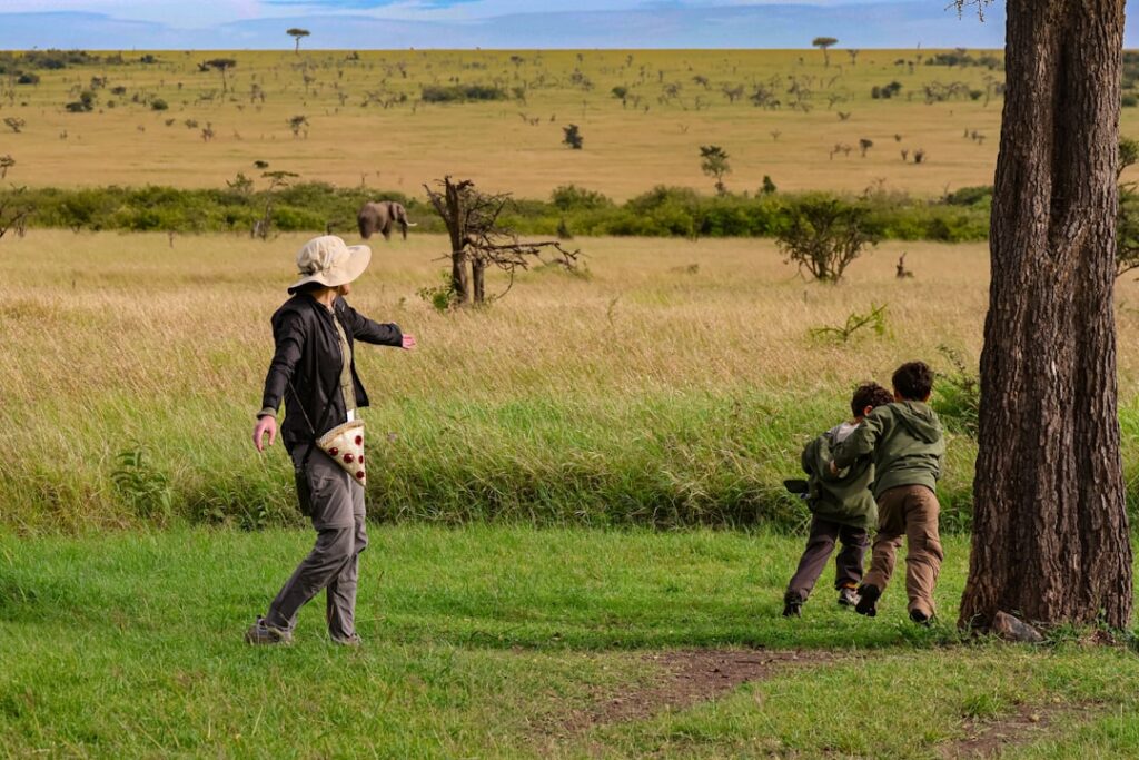 Familia realizando un safari en vehículo por una reserva africana