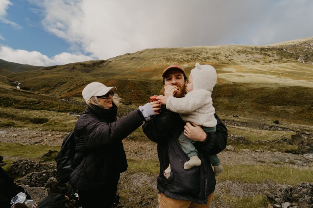 Familia viajando con un niño pequeño en la naturaleza