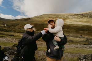 Familia viajando con un niño pequeño en la naturaleza