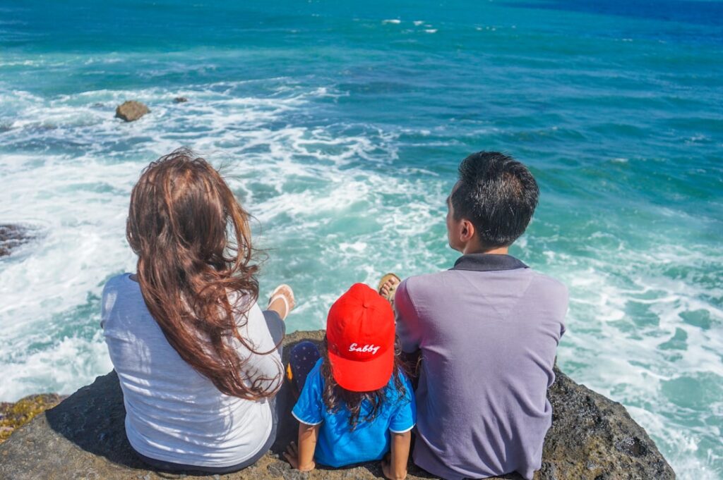 Familia disfrutando de un viaje junto al mar