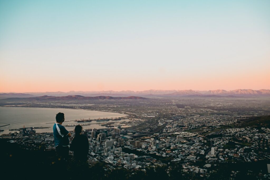 Pareja viajando y contemplando un destino juntos