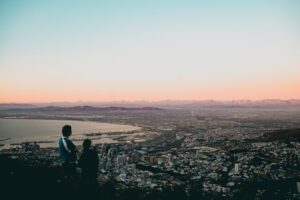 Pareja viajando y contemplando un destino juntos