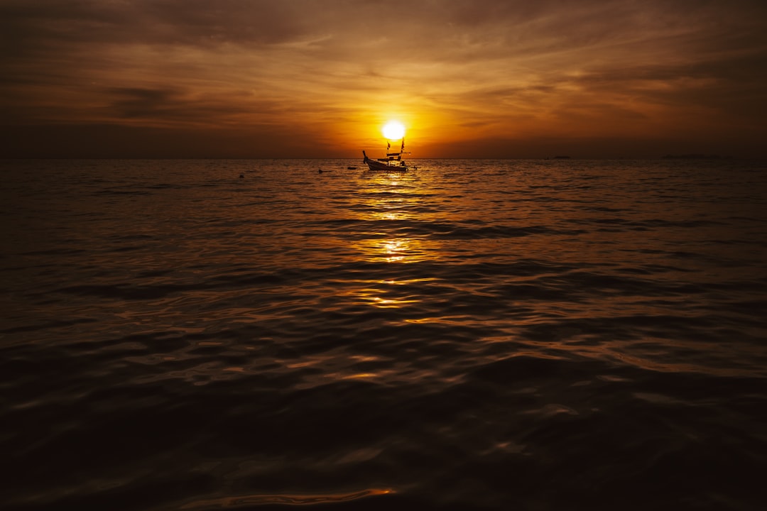 Atardecer en una playa de Koh Lanta, Tailandia