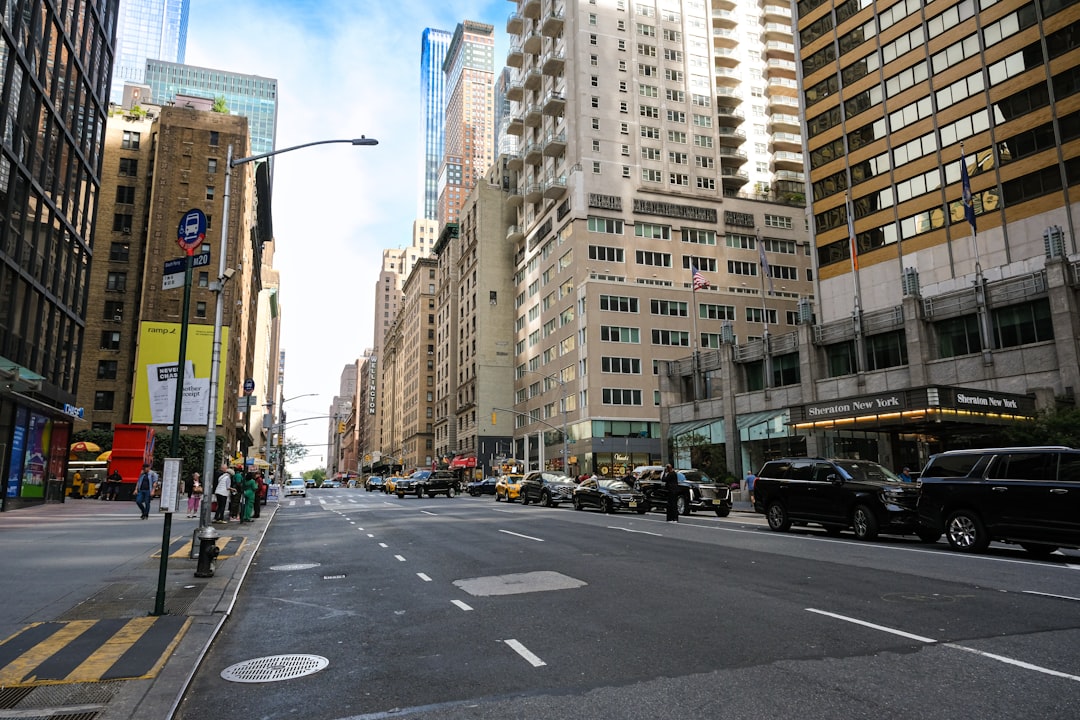Calle de Midtown Manhattan entre edificios de Nueva York
