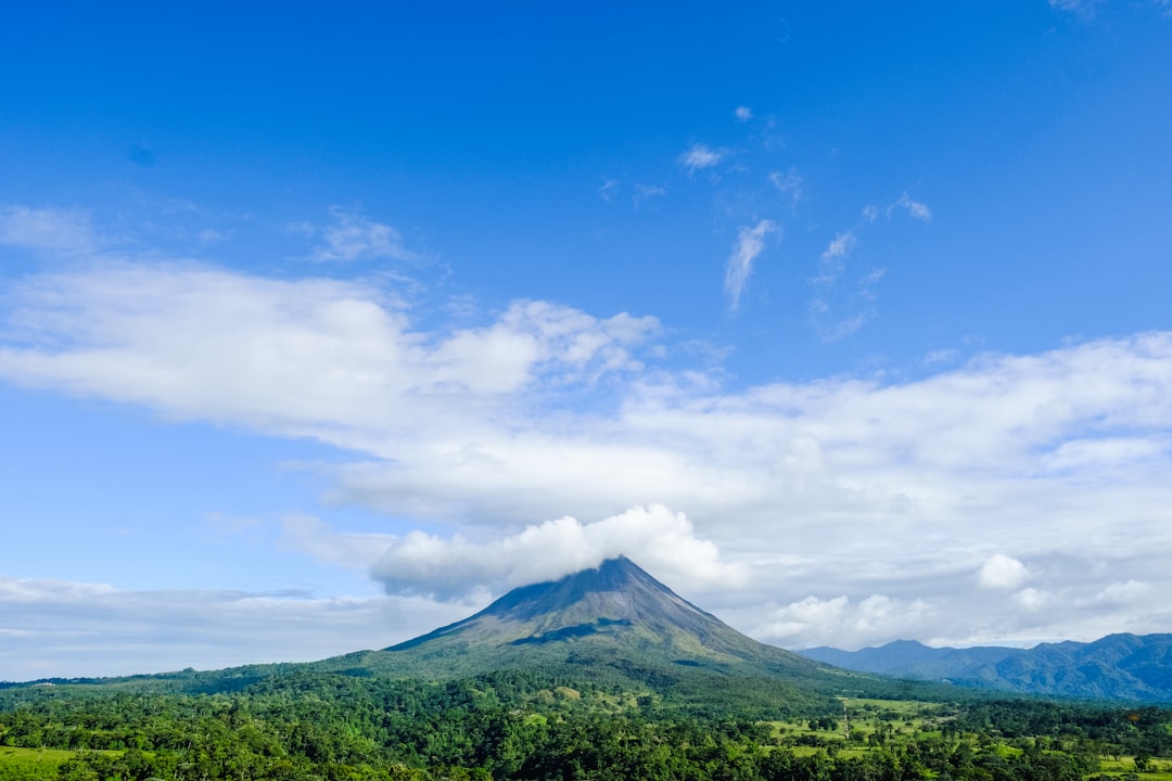 Paisaje volcánico verde en Costa Rica