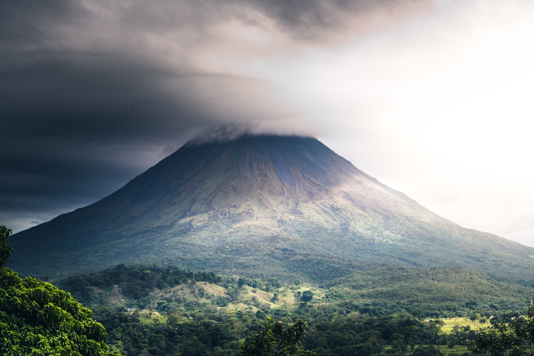 Volcán rodeado de naturaleza en Costa Rica
