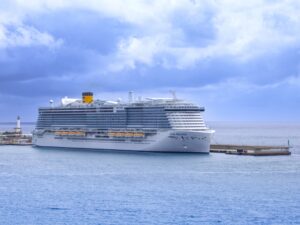Gran barco de crucero navegando en mar abierto
