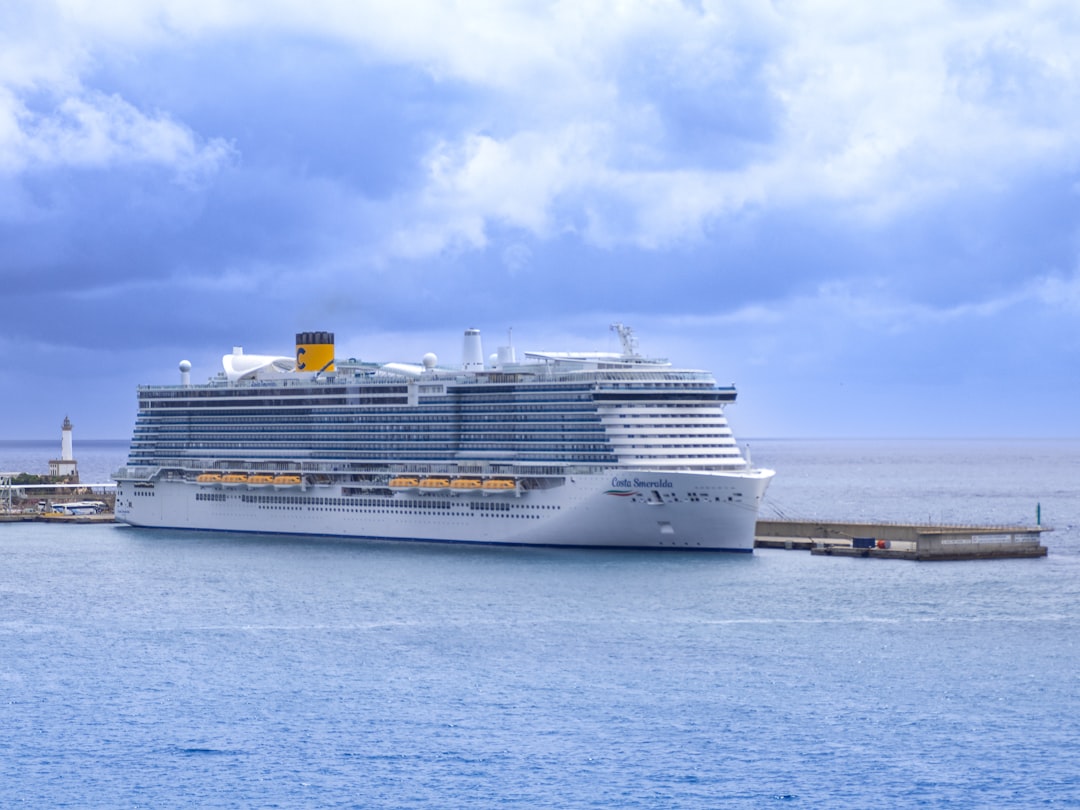 Gran barco de crucero navegando en mar abierto