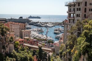 Crucero atracado en un puerto del Mediterráneo