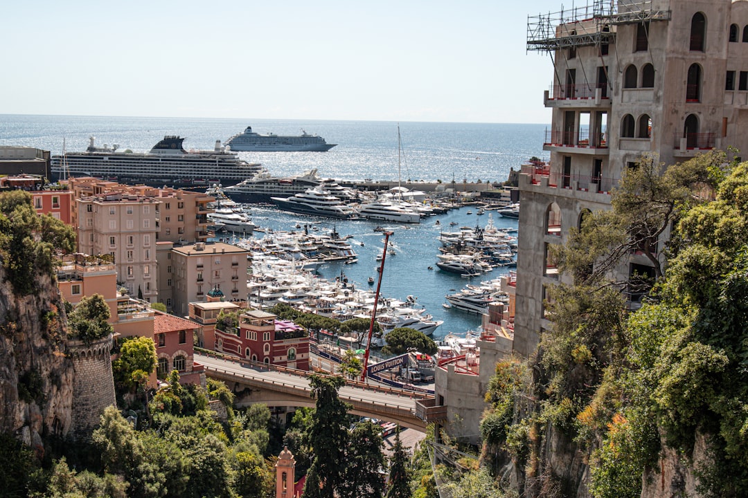 Crucero atracado en un puerto del Mediterráneo