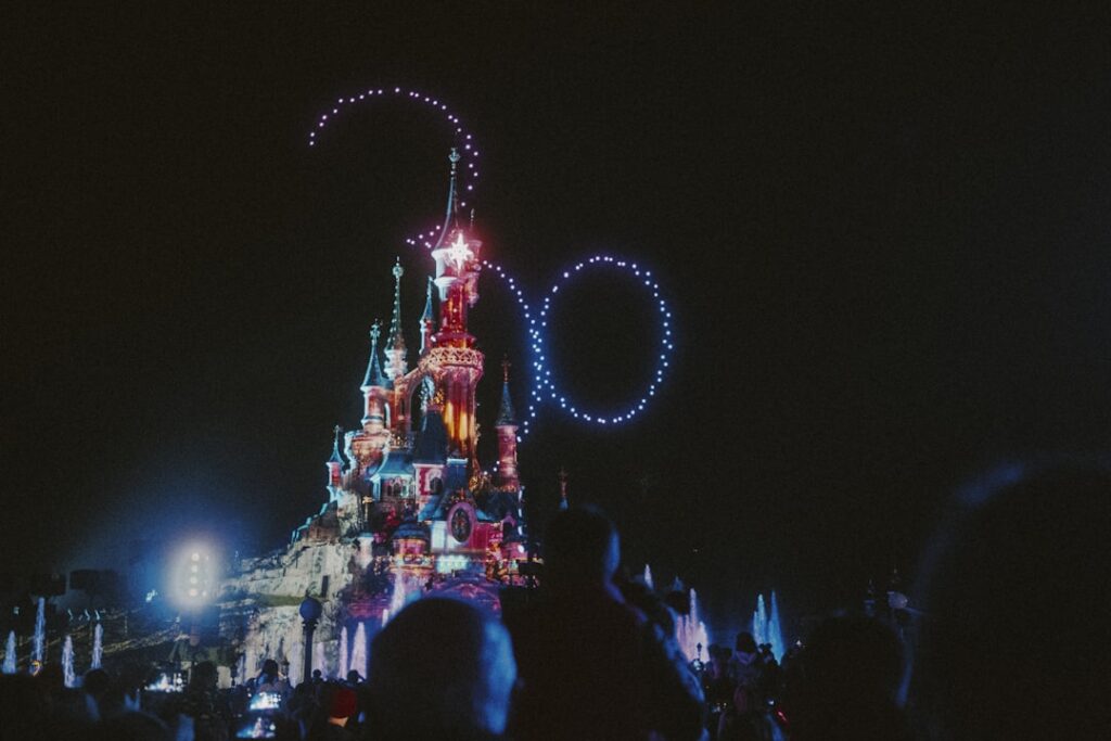 Disneyland Paris iluminado durante la temporada navideña